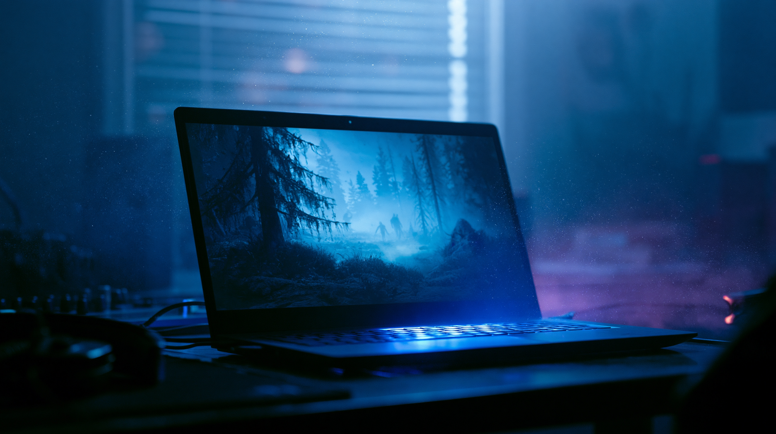 Laptop rodando jogo de terror com atmosfera sombria e iluminação azul em ambiente de low-end gaming