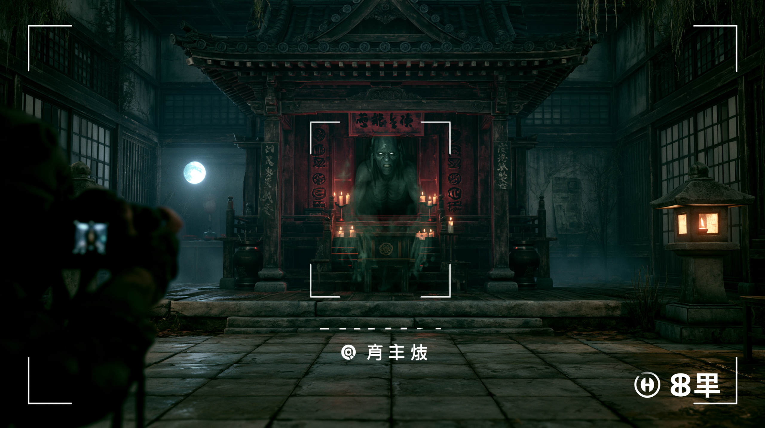Cena atmosférica de horror sobrenatural com espírito fantasmagórico materializando em mansão assombrada tradicional japonesa, iluminação de velas e luar, mecanismo de câmera fotográfica visível
