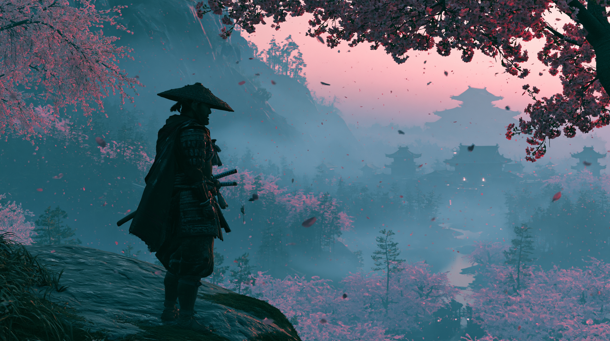 Guerreiro samurai protagonista de Ghost of Yotei em pé em um penhasco de montanha envolto em névoa, com flores de cerejeira e templos antigos na paisagem do Japão feudal.